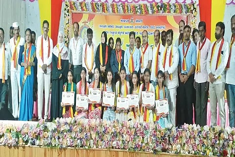 ಎಸ್‌ಎಸ್‌ಎಲ್‌ಸಿ ಪರೀಕ್ಷೆಯಲ್ಲಿ ಕನ್ನಡದಲ್ಲಿ ಹೆಚ್ಚು ಅಂಕಗಳಿಸಿದ ವಿದ್ಯಾರ್ಥಿಗಳನ್ನು ಸೊರಬದಲ್ಲಿ ಆಯೋಜಿಸಿದ್ದ ಕನ್ನಡ ರಾಜ್ಯೋತ್ಸವ ಕಾರ್ಯಕ್ರಮದಲ್ಲಿ ಸನ್ಮಾನಿಸಲಾಯಿತು. ಮಂಜುಳಾ ಹೆಗಡಾಳ್, ಪ್ರಭು ಮೇಸ್ತ್ರಿ, ಚಂದನ್, ಶಶಿಧರ ಇತರರಿದ್ದರು.