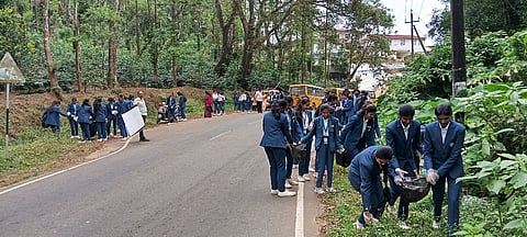 ಸೋಮವಾರಪೇಟೆ ಸಮೀಪದ ಚೌಡ್ಲು ಕುವೆಂಪು ವಿದ್ಯಾಸಂಸ್ಥೆಯ ವಿದ್ಯಾರ್ಥಿಗಳು ಸೋಮವಾರ ರಾಜ್ಯ ಹೆದ್ದಾರಿಯಿಂದ ಕಾಲೇಜಿನ ಗೇಟ್ ವರೆಗಿನ ಮಾರ್ಗದಲ್ಲಿ ಸ್ವಚ್ಛತಾ  ಕಾರ್ಯ ಮಾಡಿದರು. ಒಕ್ಕಲಿಗರ ಸಂಘದ ತಾಲೂಕು ಅಧ್ಯಕ್ಷ ಎ.ಆರ್. ಮುತ್ತಣ್ಣ,  ಇನ್ನರ್‌ವ್ಹೀಲ್ ಕ್ಲಬ್ ಅಧ್ಯಕ್ಷೆ ತನ್ಮಯಿ ಪ್ರವೀಣ್, ಒಕ್ಕಲಿಗರ ಯುವ ವೇದಿಕೆ ಅಧ್ಯಕ್ಷ ಚಕ್ರವರ್ತಿ ಸುರೇಶ್ ಮತ್ತು ವಿದ್ಯಾರ್ಥಿಗಳು ಇದ್ದರು.