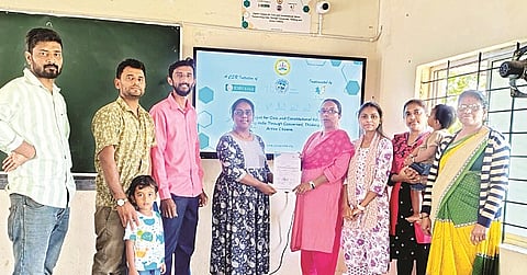 ಸೋಮವಾರಪೇಟೆ ತಾಲ್ಲೂಕಿನ ಆಲೂರು-ಸಿದ್ದಾಪುರ ಮುರಾರ್ಜಿ ದೇಸಾಯಿ ವಸತಿ ಶಾಲೆಗೆ ಡಿಜಿಟಲ್ ಸ್ಮಾರ್ಟ್ ಬೋರ್ಡ್ ವಿತರಿಸಲಾಯಿತು. ಗೌತಮ್, ಸುಮನಾ, ಪೂರ್ಣಿಮಾ ಇದ್ದರು.