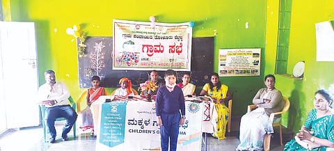 ಸೋಮವಾರಪೇಟೆ ತಾಲೂಕಿನ ತೋಳೂರುಶೆಟ್ಟಳ್ಳಿ ಗ್ರಾಮ ಪಂಚಾಯಿತಿ ವತಿಯಿಂದ ಸರ್ಕಾರಿ ಶಾಲೆಯಲ್ಲಿ ನಡೆದ ಮಕ್ಕಳ ಗ್ರಾಮಸಭೆಯಲ್ಲಿ ವಿದ್ಯಾರ್ಥಿ ಸಂಭ್ರಮ್ ಸಮಸ್ಯೆ ಹೇಳಿಕೊಂಡರು. ಭವಾನಿ, ಆರತಿ, ಹರೀಶ್ ಇದ್ದರು.