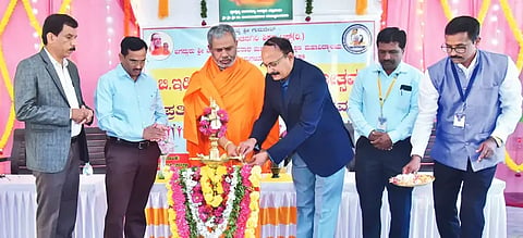 ಶೃಂಗೇರಿ ಬಿಜಿಎಸ್‌ನ ಬಿ.ಎಡ್.ಕಾಲೇಜಿನಲ್ಲಿ ಆಯೋಜಿಸಿದ್ದ ನೂತನ ವರ್ಷದ ಪ್ರಶಿಕ್ಷಣಾರ್ಥಿಗಳಿಗೆ ಸ್ವಾಗತ ಕಾರ್ಯಕ್ರಮವನ್ನು ಆದಿಚುಂಚನಗಿರಿ ಶಾಖಾಮಠದ ಶ್ರೀ ಗುಣನಾಥ ಸ್ವಾಮೀಜಿ ಉದ್ಘಾಟಿಸಿದರು. ಪ್ರಸನ್ನಕುಮಾರ್, ಶಂಕರ್ ನಾಯ್ಕ, ರಮೇಶ್, ಧನ್ಯಕುಮಾರ್, ಎಚ್.ಎನ್.ವಿಶ್ವನಾಥ್ ಇದ್ದರು.
