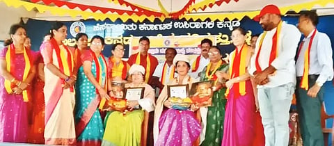 ಶೃಂಗೇರಿಯಲ್ಲಿ ಸಾವಿತ್ರಿಬಾಯಿ ುಲೆ ಜಯಂತಿ ಆಚರಣೆ ಅಂಗವಾಗಿ ಆಯೋಜಿಸಿದ್ದ ಅಕ್ಷರದವ್ವ ಪ್ರಶಸ್ತಿ ಪ್ರದಾನ ಸಮಾರಂಭದಲ್ಲಿ ಶಿಕ್ಷಕಿಯರಾದ ಭಾಗ್ಯವತಿ ಮತ್ತು ಮೈತ್ರಿ ಅವರನ್ನು ಗೌರವಿಸಲಾಯಿತು. ಸುಮಾ ಸೋಮಶೇಖರ್, ರೇಣುಕಾರಾಮಪ್ಪ, ಪ್ರಮೀಳಾ, ನೇತ್ರಾವತಿ ಇತರರಿದ್ದರು.