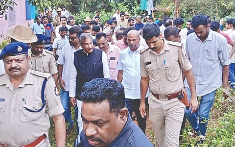 ಶೃಂಗೇರಿ ತಾಲೂಕು ಕೆರೆ ಗ್ರಾಪಂ ವ್ಯಾಪ್ತಿಯಲ್ಲಿ ಆನೆ ತುಳಿತದಿಂದ ಸಾವಿಗೀಡಾದವರ ಮನೆಗೆ ಜಿಲ್ಲಾ ಉಸ್ತುವಾರಿ ಸಚಿವ ಕೆ.ಜೆ.ಜಾರ್ಜ್ ಭೇಟಿ ನೀಡಿದರು. ಶಿವರಾಂಬಾಬು, ಕುರದಮನೆ ವೆಂಕಟೇಶ್, ಜುಬೇದಾ ಇತರರಿದ್ದರು. ಜಿಲ್ಲಾ ಉಸ್ತುವಾರಿ ಸಚಿವ ಕೆ.ಜೆ.ಜಾರ್ಜ್ ಭೇಟಿ