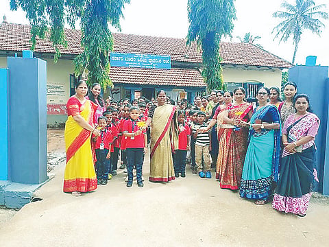 ಶನಿವಾರಸಂತೆ ಸರ್ಕಾರಿ ಶಾಲೆಯಲ್ಲಿ ಮಕ್ಕಳಿಗೆ ಹೂಗುಚ್ಚ ನೀಡಿ ಶಿಕ್ಷಕರು ಸ್ವಾಗತಿಸಿದರು.