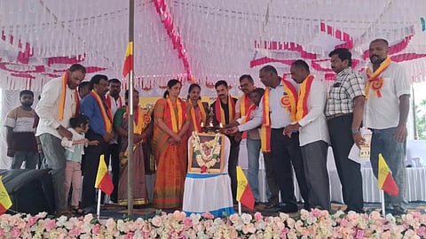 ಶನಿವಾರಸಂತೆ ಆಟೋ ಚಾಲಕರ ಸಂಘ ಹಮ್ಮಿಕೊಂಡಿದ್ದ ಕನ್ನಡ ರಾಜ್ಯೋತ್ಸವ ಕಾರ್ಯಕ್ರಮವನ್ನು ಗ್ರಾ.ಪಂ.ಅಧ್ಯಕ್ಷೆ ಗೀತಾ ಹರೀಶ್ ಉದ್ಘಾಟಿಸಿದರು. ಉದ್ಯಮಿ ಹರಪಳ್ಳಿ ರವೀಂದ್ರ, ಪ್ರಮುಖರಾದ ಅನಂತ್‌ಕುಮಾರ್, ಭವಾನಿ ಗುರು, ಎಸ್.ಎನ್.ರಘು ಇತರರು ಇದ್ದರು. 