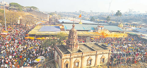 ಸುಕ್ಷೇತ್ರ ಯಲ್ಲಮ್ಮನಗುಡ್ಡದಲ್ಲಿ ಭಾನುವಾರ ಜರುಗಿದ ಭಾರತ ಹುಣ್ಣಿಮೆ ಜಾತ್ರೆಯಲ್ಲಿ ಸೇರಿದ್ದ ಭಕ್ತಸಮೂಹ.