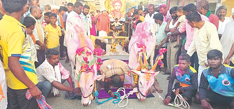 ಉಗರಗೋಳದಲ್ಲಿ ಯುವಕರಿಂದ ಶಕ್ತಿ ಪ್ರದರ್ಶನ ಜರುಗಿತು. ಗುರುಮಹಾಂತ ಸ್ವಾಮೀಜಿ,  ಮುನಯ್ಯ ಸ್ವಾಮೀಜಿ ಇತರರಿದ್ದರು.