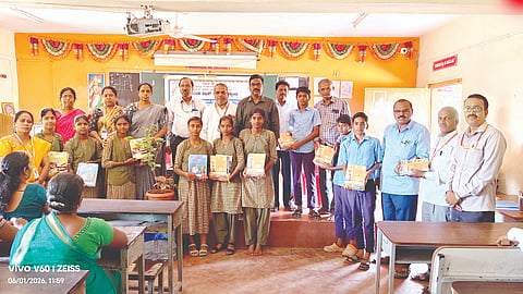 ಯಕ್ಕುಂಡಿ ಕರ್ನಾಟಕ ಪಬ್ಲಿಕ್​ ಶಾಲೆಯಲ್ಲಿ ರಜೆ ಮುಗಿಸಿ ಶಾಲೆಗೆ ಮರಳಿದ ಮಕ್ಕಳಿಗೆ ಗಣ್ಯರು ಹಾಗೂ ಶಿಕ್ಷಕರು ಪಠ್ಯ ಪುಸ್ತಕ ನೀಡಿ ಸ್ವಾಗತಿಸಿದರು. ಶರ್​ೀ ನದ್​ಾ, ವಿಜಯ ಪೂಜೇರ, ಶೇಖವ್ವ ತಿಮ್ಮೇಶಿ ಇತರರಿದ್ದರು.