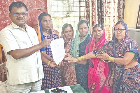 ಅಕ್ರಮ ಮದ್ಯ ಮಾರಾಟಕ್ಕೆ ಕಡಿವಾಣ ಹಾಕಬೇಕು ಎಂದು ಒತ್ತಾಯಿಸಿ ಕಾಚಾಪುರ ಗ್ರಾಮಸ್ಥರು ಯಡ್ರಾಮಿಯಲ್ಲಿ ತಹಸೀಲ್ದಾರ್​ ಯಲ್ಲಪ್ಪ ಸುಬೇದಾರ್​ ಅವರಿಗೆ ಮನವಿಪತ್ರ ಸಲ್ಲಿಸಿದರು. ಗಂಗಮ್ಮ, ಭೀಮಬಾಯಿ, ಶರಣಮ್ಮ, ಅನ್ನಪೂರ್ಣ, ಲ್ಮಬಾಯಿ ಇತರರಿದ್ದರು.