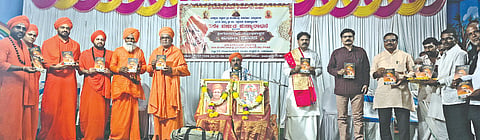 ಯಡ್ರಾಮಿಲ್ಲಿ ಶ್ರೀ ಸಿದ್ಧರಾಮ ಸ್ವಾಮಿಗಳ ಪುಣ್ಯಸ್ಮರಣೆ ನಿಮಿತ್ತ ಆಯೋಜಿಸಿದ್ದ ಶ್ರೀ ಗೋಲಗೇರಿ ಗೊಲ್ಲಾಳೇಶ್ವರ ಪುರಾಣ ಮಂಗಲ ಕಾರ್ಯಕ್ರಮದಲ್ಲಿ ನಿರಂಜನ ಪ್ರಭೆ ಗ್ರಂಥ ಬಿಡುಗಡೆ ಮಾಡಲಾಯಿತು. ಶ್ರೀ ಡಾ.ಶ್ರೀ ಶಿವಾನಂದ ಸ್ವಾಮೀಜಿ, ಶ್ರೀ ಪ್ರಭುಲಿಂಗ ಸ್ವಾಮೀಜಿ, ಶ್ರೀ ಪ್ರಭುನೀಲಕಂಠ ಸ್ವಾಮೀಜಿ, ಶ್ರೀ ಸಿದ್ಧಬಸವ ಸ್ವಾಮೀಜಿ, ಶ್ರೀ ಸಿದ್ಧಲಿಂಗ ಸ್ವಾಮೀಜಿ, ಶ್ರೀ ಅಭಿನವ ಶಿವಲಿಂಗ ಸ್ವಾಮೀಜಿ ಇತರರಿದ್ದರು.