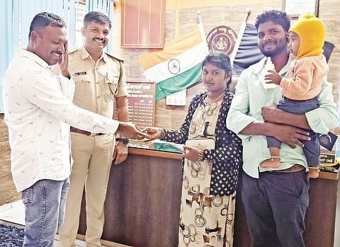  ಚಿನ್ನದ ತಾಳಿಯನ್ನು ಪೊಲೀಸ್ ರೂಪೇಶ್ ಮಹಿಳೆಗೆ ಹಿಂದಿರುಗಿಸಿದರು.