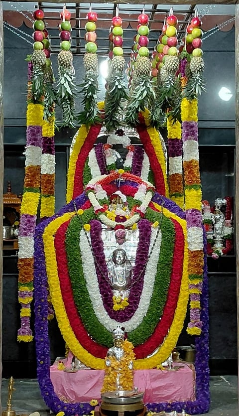 ಬನಶಂಕರಿ ರಾಯರ ಮಠದಲ್ಲಿ  ದೇವಗಿರಿ ಶ್ರೀಗುರುಸೇವಾ ಸಮಿತಿಯ ಆಶ್ರಯದಲಿ 355ನೇ ಆರಾಧನಾ ಮಹೋತ್ಸವದ ಅಂಗವಾಗಿ ಬೃಂದಾವನಕ್ಕೆ ವಿಶೇಷ ಅಲಂಕಾರ ಮಾಡಲಾಗಿತ್ತು. 