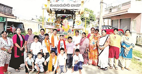  ಬೇಲೂರಿನ ಶ್ರೀ ಆಂಜನೇಯಸ್ವಾಮಿ ದೇಗುಲದಲ್ಲಿ ಪ್ರತಿಷ್ಠಾಪಿಸಿದ್ದ ಗಣೇಶ ಮೂರ್ತಿಯನ್ನು ಮೆರವಣಿಗೆ ಮಾಡಲಾಯಿತು.