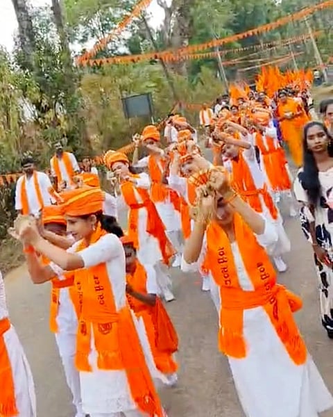 ಹೊದ್ದೂರು ಮಂಡಲ ವತಿಯಿಂದ ರಾಷ್ಟ್ರೀಯ ಸ್ವಯಂ ಸೇವಕರ ಸಂಘದ ಶತಾಬ್ದಿಯ ಅಂಗವಾಗಿ ಆಯೋಜಿಸಿದ್ದ ಹಿಂದೂ ಮಹಾ ಸಂಗಮ ಕಾರ್ಯಕ್ರಮ ಹಿನ್ನೆಲೆಯಲ್ಲಿ ಆಯೋಜಿಸಿದ್ದ ಶೋಭಾ ಯಾತ್ರೆ. 