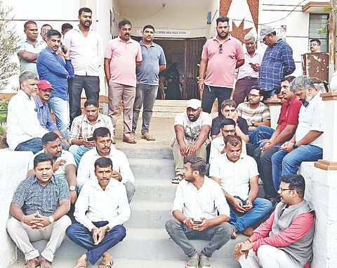 ಡಿವ್ಯೆಎಸ್‌ಪಿ ಮಾಲತೀಶ್ ವಿರುದ್ಧ ಬಿಜೆಪಿ ಹಾಗೂ ಹಿಂದೂ ಸಂಘಟನೆಗಳ ಕಾರ್ಯಕರ್ತರು ಸೋಮವಾರ ರಾತ್ರಿ ಪ್ರತಿಭಟನೆ ನಡೆಸಿದರು. 