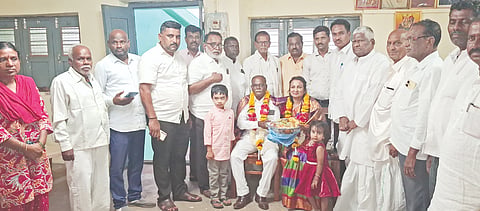 ಚಿತ್ತಾಪುರದ ಪಿಎಲ್​ಡಿ ಬ್ಯಾಂಕ್​ನಲ್ಲಿ ಹಮ್ಮಿಕೊಂಡಿದ್ದ ಸಮಾರಂಭದಲ್ಲಿ ಸೇವಾ ನಿವೃತ್ತಿ ಹೊಂದಿದ ವ್ಯವಸ್ಥಾಪಕ ಬಸವರಾಜ ರೇವೂರ್​ ದಂಪತಿಯನ್ನು ಸತ್ಕರಿಸಲಾಯಿತು. ಭೀಮಣ್ಣ ಸಾಲಿ, ವಿರೂಪಾಕ್ಷಪ್ಪ ಗಡ್ಡದ್​, ಅಶೋಕ ನಿಪ್ಪಾಣಿ ಇತರರಿದ್ದರು.