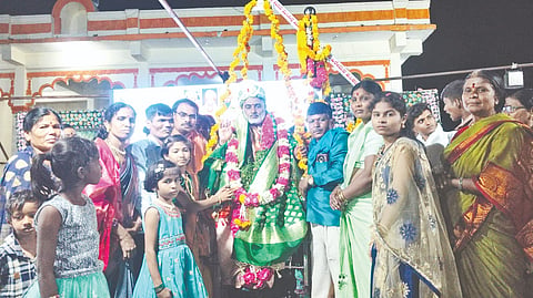 ಚಿತ್ತಾಪುರ ತಾಲೂಕಿನ ಹಲಕರ್ಟಿಯಲ್ಲಿ ಶ್ರೀ ಅಭಿನವ ಮುನೀಂದ್ರ ಶಿವಾಚಾರ್ಯರ 46ನೇ ಜನ್ಮದಿನ ನಿಮಿತ್ತ ಸೋಮವಾರ ರಾತ್ರಿ ಏರ್ಪಡಿಸಿದ್ದ ಧರ್ಮಸಭೆಯಲ್ಲಿ ಎಸ್ಸೆಸ್ಸೆಲ್ಸಿ, ಪಿಯುಸಿ ಪರೀೆಯಲ್ಲಿ ಹೆಚ್ಚು ಅಂಕ ಪಡೆದ ವಿದ್ಯಾರ್ಥಿಗಳನ್ನು ಸನ್ಮಾನಿಸಲಾಯಿತು. ಶ್ರೀ ಗುರುಮೂರ್ತಿ ಶಿವಾಚಾರ್ಯ, ಸೈಯದ್​ ಅಬುತುರಾಬ್​ ಶಹಾ ಖಾದ್ರಿ ಚಿಸ್ತಿಯಮನಿ ಶರೀಫ್​, ಶ್ರೀ ಸಿದ್ದರಾಮ ಶಿವಾಚಾರ್ಯ,  ಶ್ರೀ ಸಂಗನಬಸವ ಶಿವಾಚಾರ್ಯ ಇತರರಿದ್ದರು.