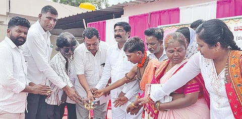 ಚಿತ್ತಾಪುರದಲ್ಲಿ ಹಮ್ಮಿಕೊಂಡಿದ್ದ ಜಾನಪದ ಸಂಗೀತ ವೈಭವ ಕಾರ್ಯಕ್ರಮವನ್ನು ಕಾಂಗ್ರೆಸ್​ ಮುಖಂಡ ಸುಭಾಷ್​ ಜಾಧವ್​ ಉದ್ಘಾಟಿಸಿದರು. ಪಂಡಿತ್​ ಶಿರವಾಟಿ, ಮಸ್ತಾನ್​ ಪಟೇಲ್​, ಮಾರುತಿ ಶಿರವಾಟಿ, ಸಿದ್ರಾಮ ಬುಡ್ಗಜಂಗಮ, ಶಂಕ್ರಮ್ಮ ರಾಮತೀರ್ಥ ಇದ್ದರು.