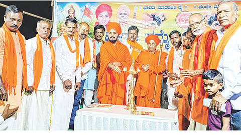 ಅಳವಂಡಿಯಲ್ಲಿ ಹಮ್ಮಿಕೊಂಡಿದ್ದ ಹೋಬಳಿ ಮಟ್ಟದ ಹಿಂದೂ ಸಮ್ಮೇಳನ ಕಾರ್ಯಕ್ರಮವನ್ನು ಮುರುಡೇಶ್ವರದ ವನವಾಸಿ ಕಲ್ಯಾಣ ಆಶ್ರಮದ ರಾಜ್ಯ ಶಿಕ್ಷಣ ಪ್ರಮುಖ ಶ್ರೀರಾಮಚಂದ್ರ ಉದ್ಘಾಟಿಸಿದರು. ಶ್ರೀ ಸಿದ್ದೇಶ್ವರ ಶಿವಾಚಾರ್ಯರು, ಶ್ರೀ ಮರುಳಾರಾಧ್ಯ ಶಿವಾಚಾರ್ಯರು, ಶ್ರೀ ದತ್ತಾತ್ರೇಯ ವಾಸುದೇವ ಸ್ವಾಮೀಜಿ, ಜಿಲ್ಲಾ ಸಂಚಾಲಕ ವಸಂತ ಪೂಜಾರ, ಅಧ್ಯಕ್ಷ ಡಿ.ಜಿ.ಲಕ್ಕನಗೌಡ ಇತರರಿದ್ದರು.