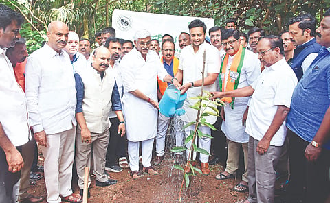 ವಿಶ್ವ ಪರಿಸರ ದಿನದ ಅಂಗವಾಗಿ ಬಿಜೆಪಿ ನಗರ ಘಟಕದಿಂದ ಕಾರಂಜಿಕೆರೆ ಆವರಣದಲ್ಲಿ ಗಿಡ ನೆಡಲಾಯಿತು. ಗಜೇಂದ್ರ ಸಿಂಗ್ ಶೇಖಾವತ್, ಯದುವೀರ ಕೃಷ್ಣದತ್ತ ಚಾಮರಾಜ ಒಡೆಯರ್, ಎಲ್.ನಾಗೇಂದ್ರ, ಎಂ.ಸುಬ್ಬಣ್ಣ, ಶಿವಕುಮಾರ್, ಸಂದೇಶ್‌ಸ್ವಾಮಿ, ಶೈಲೇಂದ್ರ, ದಿನೇಶ್‌ಗೌಡ ಇತರರು ಇದ್ದರು.