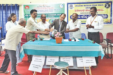 ಬಾದಾಮಿ ತಾಲೂಕು ಆರೋಗ್ಯಾಧಿಕಾರಿಗಳ ಕಾರ್ಯಾಲಯದ ಸಭಾ ಭವನದಲ್ಲಿ ಆಯೋಜಿಸಿದ್ದ ವಿಶ್ವ ತಂಬಾಕು ವಿರೋಧಿ ದಿನ, ಜನಜಾಗೃತಿ ಜಾಥಾ ಕಾರ್ಯಕ್ರಮವನ್ನು ಹಿರಿಯ ದಿವಾಣಿ ನ್ಯಾಯಾಧೀಶ ಚಂದ್ರಶೇಖರ ಬಣಕಾರ ಉದ್ಘಾಟಿಸಿದರು. ಡಾ. ಎಂ.ಬಿ. ಪಾಟೀಲ, ಪಿ.ಎಚ್. ಮಹಾಲಿಂಗಪುರ, ಪಿ.ಬಿ. ಕಲಾಲ, ಪ್ರಾಚಾರ್ಯ ಬಿ.ಎಸ್. ದೋತ್ರದ ಇತರರಿದ್ದರು.