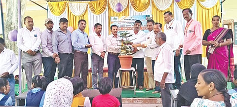 ಬಾದಾಮಿ ಪಟ್ಟಣದ ಸರ್ಕಾರಿ ಶಾಸಕರ ಮಾದರಿ ಹಿರಿಯ ಪ್ರಾಥಮಿಕ ಶಾಲೆಯಲ್ಲಿ ಹಮ್ಮಿಕೊಂಡಿದ್ದ ಶಾಲಾ ಪ್ರಾರಂಭೋತ್ಸವವನ್ನು ಬಿಇಒ ಕೇಶವ ಪೆಟ್ಲೂರ ಉದ್ಘಾಟಿಸಿದರು. ಎಸ್‌ಡಿಎಂಸಿ ಅಧ್ಯಕ್ಷ ರಂಗಪ್ಪ ಕಳಸದ, ಮಾಜಿ ಪುರಸಭೆ ಸದಸ್ಯ ಮಹಾಂತೇಶ ತಳವಾರ ಇತರರಿದ್ದರು.