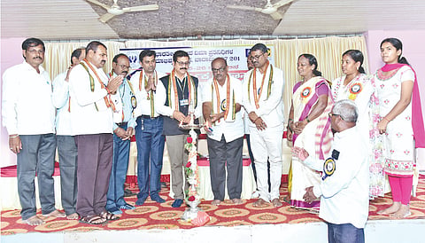ಬಾದಾಮಿ ನಗರದ ಕುಮಾರೇಶ್ವರರ ಸಭಾಭವನದಲ್ಲಿ ಹಮ್ಮಿಕೊಂಡಿದ್ದ ಎಲ್‌ಐಸಿ ಪ್ರತಿನಿಧಿಗಳ ಕ್ಷೇಮಾಭಿವೃದ್ಧಿ ಸಂಘದ ಸರ್ವ ಸದಸ್ಯರ ಮಹಾಸಭೆ ಹಾಗೂ ಶೈಕ್ಷಣಿಕ ಕಾರ್ಯಾಗಾರವನ್ನು ಬೆಳಗಾವಿ ವಿಭಾಗದ ಅಧ್ಯಕ್ಷ ಪದ್ಮರಾಜ ತಡಸದ ಉದ್ಘಾಟಿಸಿದರು. ಸಂಘದ ಅಧ್ಯಕ್ಷ ಎಸ್.ಪಿ.ತೆಗ್ಗಿನಮನಿ, ಎಲ್.ಐ.ಸಿ.ಶಾಖಾಧಿಕಾರಿ ಇಕ್ಬಾಲ್ ಅಹ್ಮದ ಸಾಗರ, ಬೆಳಗಾವಿ ವಿಭಾಗದ ಪ್ರಧಾನ ಕಾರ್ಯದರ್ಶಿ ರುದ್ರಪ್ಪ ಗೋಕಾಕ, ಸಹ ಕಾರ್ಯದರ್ಶಿ ಎಸ್.ಡಿ.ಯಲಿಗಾರ ಇತರರಿದ್ದರು.