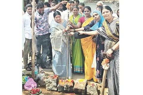 ದೇವದುರ್ಗ ಬಸವೇಶ್ವರ ವೃತ್ತದಲ್ಲಿ ವಿವಿಧ ಅಭಿವೃದ್ಧಿ ಕಾಮಗಾರಿಗೆ ಶಾಸಕಿ ಕರೆಮ್ಮ ಜಿ.ನಾಯಕ ಭೂಮಿಪೂಜೆ ನೆರವೇರಿಸಿದರು. ಜೆಡಿಎಸ್ ಮುಖಂಡರಾದ ರೇಣುಕಾ ಮಯೂರಸ್ವಾಮಿ, ತಬಸೂಮ್ ಉದ್ದಾರ್, ರಾಘವೇಂದ್ರ ಇತರರಿದ್ದರು.