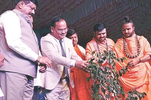 ಗಬ್ಬೂರಿನಲ್ಲಿ ಶ್ರೀ ಬೂದಿಬಸವೇಶ್ವರ ಜಾತ್ರೆ ಸಮಾರೋಪ ಸಮಾರಂಭವನ್ನು ಲೋಕಸೇವಾ ಆಯೋಗದ ಅಧ್ಯಕ್ಷ ಶಿವಶಂಕ್ರಪ್ಪ ಸಾಹು ಉದ್ಘಾಟಿಸಿದರು. ಪೀಠಾಧಿಪತಿ ಬೂದಿಬಸವ ಶಿವಾಚಾರ್ಯರು, ನವಲಕಲ್ ಅಭಿನವ ಸೋಮನಾಥ ಶಿವಾಚಾರ್ಯರು, ಶಂಭುಸೋಮನಾಥ ಶಿವಾಚಾರ್ಯರು, ಶಿವಮೂರ್ತಿ ಸ್ವಾಮೀಜಿ ಇತರರಿದ್ದರು.
