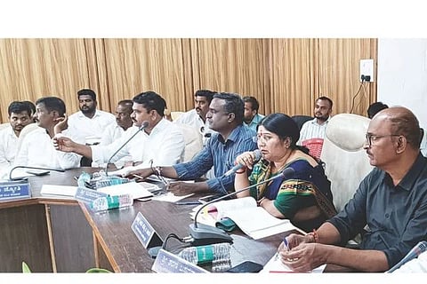 ದೇವದುರ್ಗ ತಾಪಂ ಸಭಾಂಗಣದಲ್ಲಿ ಶಾಸಕಿ ಕರೆಮ್ಮ ಜಿ.ನಾಯಕ ಅಧ್ಯಕ್ಷತೆಯಲ್ಲಿ ಕೆಡಿಪಿ ಸಭೆ ನಡೆಯಿತು. ಜಿಪಂ ಯೋಜನಾಧಿಕಾರಿ ಶರಣ ಬಸವರಾಜ, ಅರಕೇರಾ ತಹಸೀಲ್ದಾರ್ ಅಮರೇಶ ಬಿರಾದಾರ್, ತಾಪಂ ಇಒ ಬಸವರಾಜ ಹಟ್ಟಿ, ಅಣ್ಣರಾವ್ ನಾಯಕ ಇದ್ದರು.
