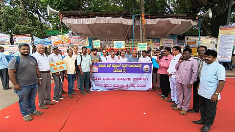 ಧಾರವಾಡ ಪ್ರತ್ಯೇಕ ಪಾಲಿಕೆಯ ಹೋರಾಟಕ್ಕೆ ಫೋರಂ ಆಫ್​  ಕನ್ಸಲ್ಟಿಂಗ್​ ಇಂಜಿನಿಯರ್ಸ್​ ಸಂಘದಿಂದ ಮಂಗಳವಾರ ಬೆಂಬಲ ನೀಡಲಾಯಿತು.