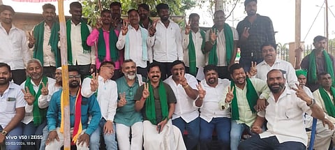 ಧಾರವಾಡ ರಾಯಾಪುರದ ಕೆಐಎಡಿಬಿ ಕಚೇರಿ ಎದುರು ಅಹೋರಾತ್ರಿ ಧರಣಿ ನಡೆಸುತ್ತಿದ್ದ ಭೂಸಂತ್ರಸ್ತ ರೈತರ ಸಂಭ್ರಮ.