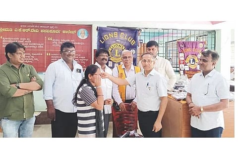 ಶ್ರೀರಾಮನಗರ ಎ.ಕೆ.ಆರ್.ದೇವಿ ಪಿಯು ಕಾಲೇಜಿನಲ್ಲಿ ಆಯೋಜಿಸಿದ್ದ ಶಿಬಿರದಲ್ಲಿ ಕಣ್ಣಿನ ತಪಾಸಣೆ ಮಾಡಿಸಿಕೊಂಡಿದ್ದವರಿಗೆ ಲಯನ್ಸ್ ಕ್ಲಬ್‌ನಿಂದ ಭಾನುವಾರ ಕನ್ನಡಕಗಳನ್ನು ವಿತರಿಸಲಾಯಿತು. ಕ್ಲಬ್‌ನ ಬೆಂಗಳೂರು ವಿಜಯನಗರ ಘಟಕದ ಅಧ್ಯಕ್ಷ ಗಂಗಾಧರರಾವ್, ತಾಲೂಕು ಘಟಕದ ಅಧ್ಯಕ್ಷ ಡಾ.ಜಿ.ದೇವರಾಜ ಚಂದ್ರಪ್ಪ, ಎಕೆಆರ್‌ಡಿ ಕಾಲೇಜು ಪ್ರತಿನಿಧಿ ಬಿ.ಬಸವರಾಜ ಇತರರಿದ್ದರು.