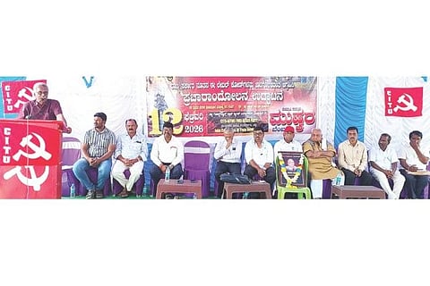 ಹಟ್ಟಿಚಿನ್ನದಗಣಿಯಲ್ಲಿ ಸಿಐಟಿಯುನಿಂದ ಹಮ್ಮಿಕೊಂಡಿದ್ದ ಬಹಿರಂಗ ಸಭೆಯಲ್ಲಿ ರಾಜ್ಯಾಧ್ಯಕ್ಷ ಮೀನಾಕ್ಷಿ ಸುಂದರಂ ಮಾತನಾಡಿದರು. ಕಾರ್ಮಿಕ ಸಂಘದ ಪ್ರಧಾನ ಕಾರ್ಯದರ್ಶಿ ಎಸ್.ಎಂ ಶಫೀ, ಸಾಮಾಜಿಕ ಹೋರಾಟಗಾರ ರಾಘವೇಂದ್ರ ಕುಷ್ಟಗಿ, ಮುಖಂಡರಾದ ಶಾಂತಪ್ಪ ಆನ್ವರಿ, ಎಂ.ಡಿ ಅಮೀರಅಲಿ, ಸಂಗಯ್ಯಸ್ವಾಮಿ, ಯಂಕೋಬ ಮಿಯ್ಯಪುರ ಇತರರಿದ್ದರು.