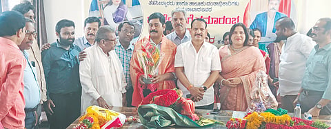 /ಹುಮನಾಬಾದ್​ ತಹಸಿಲ್​ ಕಚೇರಿಯಲ್ಲಿ ಮಂಗಳವಾರ ನೂತನ ತಹಸೀಲ್ದಾರ್​ ಜಗದೀಶ ಚೌರ್​ಹಾಗೂ ವರ್ಗಾವಣೆಗೊಂಡ ತಹಸೀಲ್ದಾರ್​ ಅಂಜುಮ್​ ತಬಸ್ಸುಮ್​ ಅವರನ್ನು ಸನ್ಮಾನಿಸಲಾಯಿತು. ಅಧಿಕಾರಿಗಳಾದ ಮಂಜುನಾಥ ಪಂಚಾಳ, ಡಾ.ಗೋವಿಂದ, ನಿಂಗರಾಜ ಅರಸ್​,  ವೆಂಕಟ ಸಿಂಧೆ, ವೆಂಕಟೇಶ ಗೂಡಾಳ, ಶರಣಕುಮಾರ ಕಲ್ಯಾಣಿ ಇತರರಿದ್ದರು.