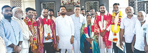 ಹುಮನಾಬಾದ್​ನಲ್ಲಿ ಕೆಡಿಪಿ ಸಮಿತಿಗೆ ನಾಮನಿರ್ದೇಶನಗೊಂಡ ನೂತನ ಸದಸ್ಯರನ್ನು ಶನಿವಾರ ಮಾಜಿ ಸಚಿವ ರಾಜಶೇಖರ ಪಾಟೀಲ್​ ಸನ್ಮಾನಿಸಿದರು.