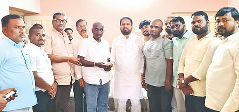 ಹುಮನಾಬಾದ್​ನಲ್ಲಿ ಬಸವರಾಜ ಪಾಟೀಲ್​ ಫೌಂಡೇಷನ್​ ವತಿಯಿಂದ ತುಕಾರಾಮ ನಿಂಬೂರೆ ಕುಟುಂಬಕ್ಕೆ 51 ಸಾವಿರ ರೂ.ಧನಸಹಾಯವನ್ನು ಮಾಜಿ ಸಚಿವ ರಾಜಶೇಖರ ಪಾಟೀಲ್​ ಹಾಗೂ ವಿಧಾನ ಪರಿಷತ್​ ಸದಸ್ಯ ಭೀಮರಾವ ಪಾಟೀಲ್​ ವಿತರಿಸಿದರು. ನಾಗರಾಜ ಭೋಜಗುಂಡಿ, ಪ್ರಮುಖರಾದ ಪ್ರದಿಪ ಪಸಾರ್ಗಿ, ಅಶೋಕ ಚಳಕಾಪುರೆ, ಪ್ರಭು ನೇಳಗಿ, ದತ್ತು ಢಗೆ ಇತರರಿದ್ದರು.
