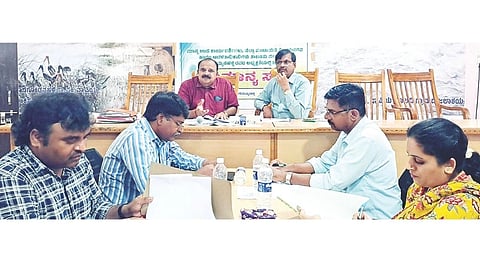ಹಗರಿಬೊಮ್ಮನಹಳ್ಳಿಯಲ್ಲಿ ಜಿಪಂ ಉಪ ಕಾರ್ಯದರ್ಶಿ ಕೆ.ತಿಮ್ಮಪ್ಪ ಅಧ್ಯಕ್ಷತೆಯಲ್ಲಿ ತಾಪಂ ಸಾಮಾನ್ಯ ಸಭೆ ನಡೆಯಿತು. ತಾಪಂ ಇಒ ಪಾಲಯ್ಯನಕೋಟೆ ವಿಶ್ವನಾಥ ಇತರರಿದ್ದರು.