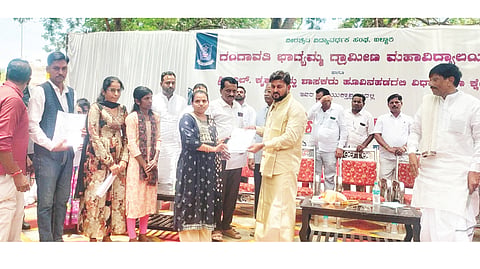 ಹೂವಿನಹಡಗಲಿಯಲ್ಲಿ ಆಯೋಜಿಸಿದ್ದ ಉದ್ಯೋಗ ಮೇಳದಲ್ಲಿ ಉದ್ಯೋಗ ಪಡೆದ ಅಭ್ಯರ್ಥಿಗಳಿಗೆ ಶಾಸಕ ಕೃಷ್ಣನಾಯ್ಕ ನೇಮಕಾತಿ ಪತ್ರ ನೀಡಿದರು. ಮಾಜಿ ಶಾಸಕ ನಂದಿಹಳ್ಳಿ ಹಾಲಪ್ಪ, ವೀ.ವಿ. ಸಂಘದ ಕಾರ್ಯದರ್ಶಿ ಅರವಿಂದ ಪಟೇಲ್, ಬಿಜೆಪಿ ಜಿಲ್ಲಾಧ್ಯಕ್ಷ  ಸಂಜೀವ ರೆಡ್ಡಿ, ಕಾಲೇಜು ಆಡಳಿತ ಮಂಡಳಿ ಅಧ್ಯಕ್ಷ ಮೋಹನ ರೆಡ್ಡಿ ಇತರರಿದ್ದರು.