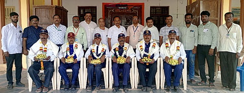 EX- SERVICEMENS ಎಸ್‌ಎಸ್‌ಎಲ್‌ಸಿ ಪರೀಕ್ಷಾ ಕೇಂದ್ರಗಳಿಗೆ ಉಚಿತ ಭದ್ರತಾ ಸೇವೆ ನೀಡಿದ ರೋಣ ತಾಲೂಕು ಮಾಜಿ ಸೈನಿಕರ ಸಂಘದ ಸದಸ್ಯರನ್ನು ತಾಲೂಕು ಶಿಕ್ಷಣ ಇಲಾಖೆಯ ವತಿಯಿಂದ ಹೊಳೆಆಲೂರ ಕಲ್ಮೇಶ್ವರ ವಿದ್ಯಾ ಸಂಸ್ಥೆಯಲ್ಲಿ ಸನ್ಮಾನಿಸಲಾಯಿತು.