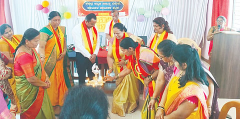 ಹಳಿಯಾಳ ಲಯನ್ಸ ಕ್ಲಬ್ ಕೇಂದ್ರದಲ್ಲಿ ಕೇಂದ್ರ ಕನ್ನಡ ಸಾಹಿತ್ಯ ವೇದಿಕೆ ಹಳಿಯಾಳ ಮತ್ತು ವಿಶ್ವ ಮಾನವ ಹಕ್ಕುಗಳ ಆರ್. ಕೆ ಫೌಂಡೇಶನ್ ವತಿಯಿಂದ ಆಯೋಜಿಸಿದ್ದ ಮಹಿಳಾ ದಿನಾಚರಣೆಯನ್ನು ತಹಸೀಲ್ದಾರ್ ಫಿರೋಜ್ ಷಾ ಸೋಮನಕಟ್ಟಿ ಉದ್ಘಾಟಿಸಿದರು. ಭಾರತಿ ನಲವಡೆ, ಪೂಜಾ ಧೂಳಿ ಇತರರಿದ್ದರು.