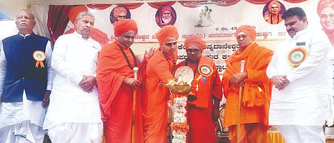 ಹನುಮಸಾಗರದ ಶ್ರೀ ಅನ್ನದಾನೇಶ್ವರ ಮಠದಲ್ಲಿ ಗುರುವಾರ ಮಹಾತಪಸ್ವಿ ಶ್ರೀ ಅನ್ನದಾನೇಶ್ವರ ಶಿಲಾಮಂಟಪ ಲೋಕಾರ್ಪಣೆ ಹಾಗೂ ಶಾಲಾ ಕೊಠಡಿಗಳ ಉದ್ಘಾಟನಾ ಸಮಾರಂಭವನ್ನು ಹಾಲಕೇರಿ ಶ್ರೀ ಅನ್ನದಾನೇಶ್ವರ ಮಠದ ಪೀಠಾಧಿಪತಿ ಮುಪ್ಪಿನ ಬಸವಲಿಂಗ ಸ್ವಾಮೀಜಿ ಉದ್ಘಾಟಿಸಿದರು. ಕುದರಿಮೋತಿಯ ವಿಜಯಮಹಾಂತ ಸ್ವಾಮೀಜಿ, ಒಣಬಳ್ಳಾರಿಯ ಸಿದ್ಧಲಿಂಗ ಸ್ವಾಮೀಜಿ, ಶಾಸಕ ದೊಡ್ಡನಗೌಡ ಎಚ್. ಪಾಟೀಲ್, ಮಾಜಿ ಸಚಿವ ಅಮರೇಗೌಡ ಪಾಟೀಲ್ ಬಯ್ಯಪುರ ಇತರರಿದ್ದರು.