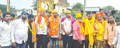 ಹುಲಸೂರಿನಲ್ಲಿ ಶನಿವಾರ ಮಾತಂಗ ಸಮಾಜದಿಂದ ಅಣ್ಣಾಭಾವು ಸಾಠೆ ಅವರ 106ನೇ ಜಯಂತಿ ಆಚರಿಸಲಾಯಿತು. ಜಿಪಂ ಮಾಜಿ ಅಧ್ಯಕ್ಷ ಅನೀಲ ಭೂಸಾರೆ, ಗ್ರಾಪಂ ಮಾಜಿ ಅಧ್ಯಕ್ಷ ರಣಜಿತ ಗಾಯಕವಾಡ, ಮನ್ಸೂರ್​ ದಾಲಜಿ, ಸಂತೋಷ ಗಾಯಕವಾಡ, ವೀರಣ್ಣ ಗವಾರೆ, ಶ್ರವಣ ಗಾಯಕವಾಡ, ಮನೋಜ ಸೂರ್ಯವಂಶಿ ಇತರರಿದ್ದರು.