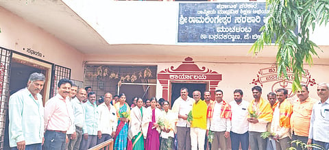 ಹುಲಸೂರಿನ ತಾಲೂಕಿನ ಮುಚಳಂಬ ಗ್ರಾಮದ ರಾಮಲಿಂಗೇಶ್ವರ ಪ್ರೌಢ ಶಾಲೆ ಎಸ್​ಡಿಎಂಸಿಗೆ ಆಯ್ಕೆಯಾದ ಅಧ್ಯಕ್ಷ ಚನ್ನಬಸಪ್ಪ ಫಾಳೆ, ಉಪಾಧ್ಯಕ್ಷೆ ಸಂಗೀತಾ ಸಂಜುಕುಮಾರ ಮತ್ತು ಸದಸ್ಯರನ್ನು ಸನ್ಮಾನಿಸಿ ಅಭಿನಂದಿಸಲಾಯಿತು. ಮುಖ್ಯಗುರು ರವೀಂದ್ರ ಬಿರಾದಾರ, ಸಿದ್ದಾರೂಢ ಪಾಟೀಲ್​ ಇತರರಿದ್ದರು.
