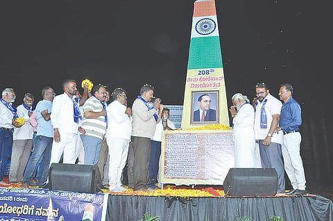 ಕೊಳ್ಳೇಗಾಲದಲ್ಲಿ ಆಯೋಜಿಸಿದ್ದ 208ನೇ ವರ್ಷದ ಭೀಮ ಕೋರೆಗಾಂವ್ ವಿಜಯೋತ್ಸವ ಕಾರ್ಯಕ್ರಮಕ್ಕೆ ಶಾಸಕ ಎ.ಆರ್. ಕೃಷ್ಣಮೂರ್ತಿ, ಮಾಜಿ ಶಾಸಕ ಎನ್.ಮಹೇಶ್ ಸೇರಿದಂತೆ ಇತರ ಗಣ್ಯರು ಚಾಲನೆ ನೀಡಿದರು.