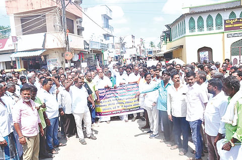 ಪರಿಶಿಷ್ಟ ಜಾತಿ ಮತ್ತು ಪರಿಶಿಷ್ಟ ಪಂಗಡದ ಮೀಸಲಾತಿಯನ್ನು ಕಡಿತಗೊಳಿಸಿರುವ ಸರ್ಕಾರ ಆದೇಶವನ್ನು ಖಂಡಿಸಿ ಪಟ್ಟಣದಲ್ಲಿ ಮಂಗಳವಾರ ತಾಲೂಕು ನಾಯಕರ ಸಂಘ ಮತ್ತು ನಾಯಕ ಜನಾಂಗದ ಗಡಿಮನೆ, ಕಟ್ಟೆ ಮನೆ ಮತ್ತು ಕಸಬಾ ಮನೆಯ ಯಜಮಾನರು ಮತ್ತು ಕುಲಸ್ಥರು ಬೃಹತ್ ಪ್ರತಿಭಟನೆ ನಡೆಸಿದರು.