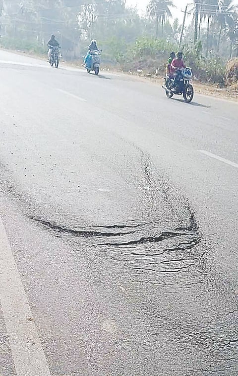 ಕೊಳ್ಳೇಗಾಲ ಸಿಂಗಾನಲ್ಲೂರು ಗ್ರಾಮದ ಹೊರ ವಲಯದ ಬಸ್ ನಿಲ್ದಾಣದ ಬಳಿ ಕೆಶಿಫ್ ನಿರ್ಮಿಸಿರುವ ರಸ್ತೆಯು ಕುಸಿದಿರುವುದು.