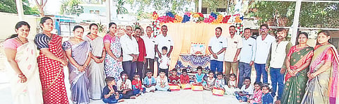 ಶ್ರೀ ರಾಜರಾಜೇಶ್ವರಿ ಪ್ರಾಥಮಿಕ ಮತ್ತು ಪ್ರೌಢಶಾಲೆಯಲ್ಲಿ ಸೋಮವಾರ ಶಾಲಾ ಪ್ರಾರಂಭೋತ್ಸವದ ಹಿನ್ನೆಲೆಯಲ್ಲಿ ಮಕ್ಕಳಿಗೆ ಆಡಳಿತ ಮಂಡಳಿ ಸದಸ್ಯರು ಹಾಗೂ ಶಿಕ್ಷಕ ವೃಂದದವರು ಹೂ ನೀಡಿ ಸ್ವಾಗತಿಸಿದರು