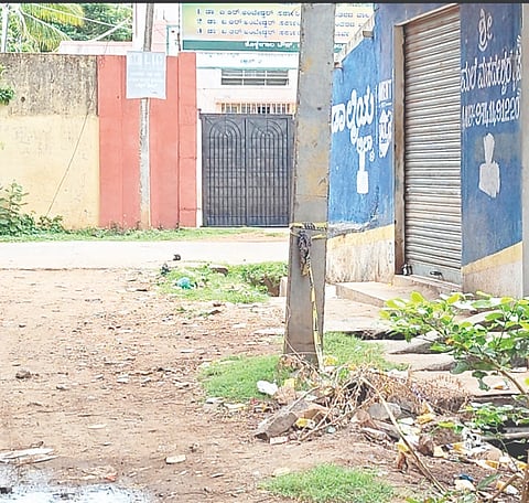 ಕೊಳ್ಳೇಗಾಲ ಪಟ್ಟಣದ ವಕೀಲ್ ರಾಮಯ್ಯ ಬಡಾವಣೆ ಮುಖ್ಯ ರಸ್ತೆಯಿಂದ ಎಲ್ ಐಸಿ ಕಚೇರಿಗೆ ಸಂಪರ್ಕಿಸುವ ಮುಖ್ಯ ರಸ್ತೆಯಲ್ಲಿ ಮದ್ಯ ಸೇವನೆ ಮಾಡಿ ಮದ್ಯದ ಪೌಚ್ ಗಳನ್ನು ಬಿಸಾಡಿರುವುದು.