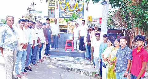 ಕೊಳ್ಳೇಗಾಲ ಪಟ್ಟಣದ ಆರ್ಯ ಈಡಿಗರ ಸಮಾಜದ ವತಿಯಿಂದ ಬ್ರಹ್ಮ ಶ್ರೀನಾರಾಯಣ ಗುರುಗಳ  ಜಯಂತಿ ಆಚರಿಸಲಾಯಿತು. ನಟರಾಜೇಗೌಡ, ಸಂಪತ್ತು ಕುಮಾರ್, ಬಿ.ವೆಂಕಟಪ್ಪ, ಕೆ.ಎಸ್.ಶ್ರೀನಿವಾಸ್, ನಟರಾಜುಗೌಡ, ವಿ.ವರದರಾಜು, ಎಸ್.ಕಿರಣ್ ಕುಮಾರ್, ಗಿರೀಶ್, ಪ್ರಧಾನ ಕಾರ್ಯದರ್ಶಿ ಕೆ.ರವಿನಂದನ್ ಇತರರು ಇದ್ದರು.